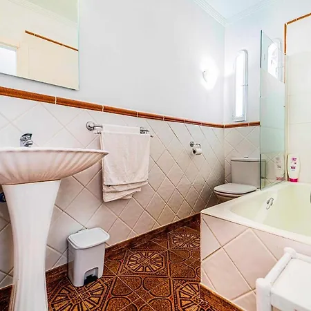3 Bedroom Gorgeous In Prázdninový dům Estepona